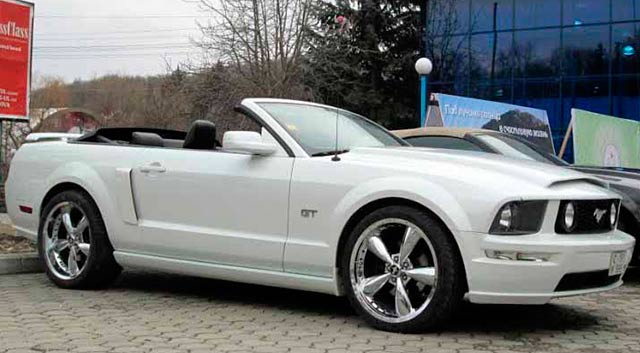 Noleggio Cabriolet in Chisinau, Moldova - Ford Mustang bianco3