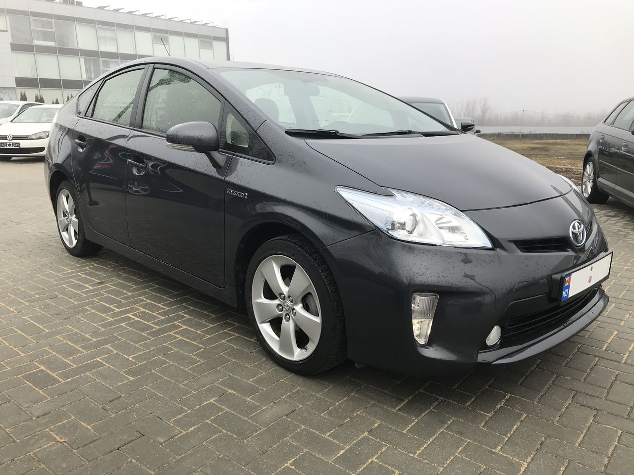 Черная Toyota Prius 2017